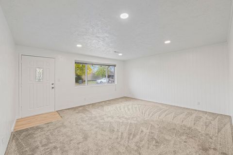 Tiny photo for 2825 Howard Avenue, Medford, OR 97501 (MLS # 220212483)