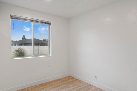 Tiny photo for 2825 Howard Avenue, Medford, OR 97501 (MLS # 220212483)