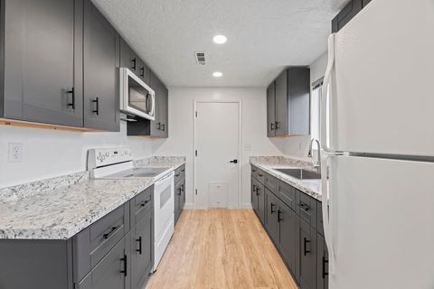 Tiny photo for 2825 Howard Avenue, Medford, OR 97501 (MLS # 220212483)