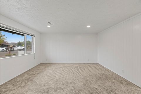 Tiny photo for 2825 Howard Avenue, Medford, OR 97501 (MLS # 220212483)
