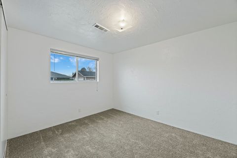 Tiny photo for 2825 Howard Avenue, Medford, OR 97501 (MLS # 220212483)