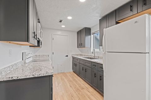 Tiny photo for 2825 Howard Avenue, Medford, OR 97501 (MLS # 220212483)