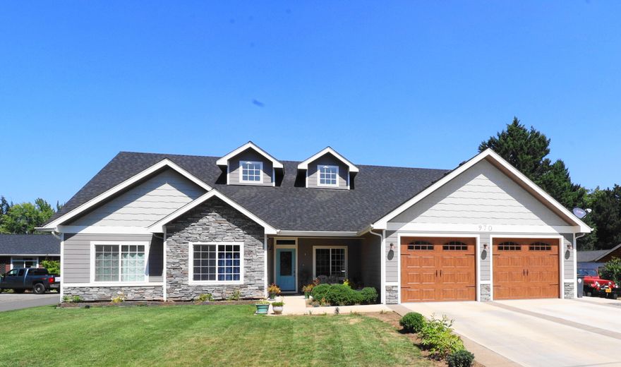 L@@k at this custom built home on a huge lot! This home features Custom cabinets, granite, hardwood, tile, black stainless appliances, soft close drawers, huge pantry , huge laundry room, vaulted ceilings with a large fan, Built in gas fire place, tankless hot water heater and much more! There is a wet bar in the kitchen and a separate dinning are to entertain. The floor plan is amazing with an open contemporary design and high 9' ceilings! The master bedroom is spacious with a large walk in closet and beautiful master bath! The bath features a walk in tile shower with glass in lay, double sinks, soaking tub and a separate door for the rest room, very nice to have. The oversized 2 car garage is finished and has an epoxy floor! In the back there is a large covered trek deck for entertainment or just kick back and hang out!  The back yard is huge a .47 acre lot that can be divided to build another home or you could build a shop, install a huge pool? Great location on a dead end street!