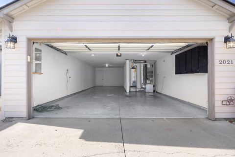 Tiny photo for 2021 SW 37th Street, Redmond, OR 97756 (MLS # 220216667)