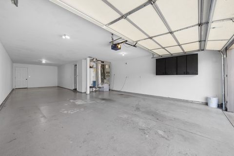 Tiny photo for 2021 SW 37th Street, Redmond, OR 97756 (MLS # 220216667)