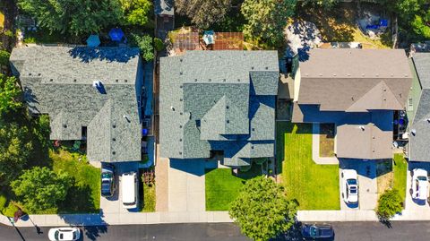 Tiny photo for 2021 SW 37th Street, Redmond, OR 97756 (MLS # 220216667)