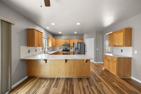 Tiny photo for 2021 SW 37th Street, Redmond, OR 97756 (MLS # 220216667)