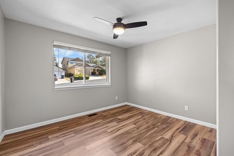 Tiny photo for 2021 SW 37th Street, Redmond, OR 97756 (MLS # 220216667)