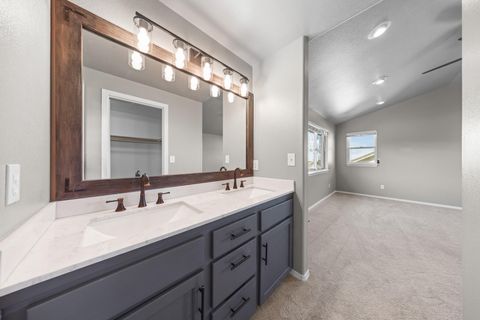 Tiny photo for 2021 SW 37th Street, Redmond, OR 97756 (MLS # 220216667)