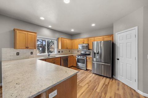 Tiny photo for 2021 SW 37th Street, Redmond, OR 97756 (MLS # 220216667)