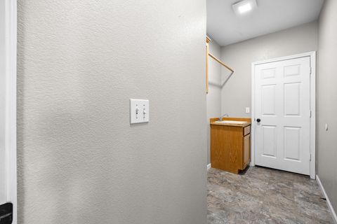 Tiny photo for 2021 SW 37th Street, Redmond, OR 97756 (MLS # 220216667)