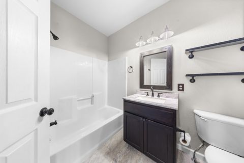 Tiny photo for 2021 SW 37th Street, Redmond, OR 97756 (MLS # 220216667)