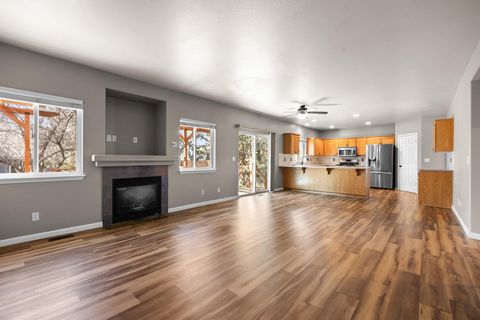 Tiny photo for 2021 SW 37th Street, Redmond, OR 97756 (MLS # 220216667)