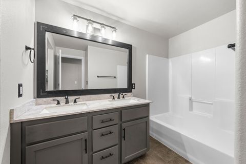 Tiny photo for 2021 SW 37th Street, Redmond, OR 97756 (MLS # 220216667)