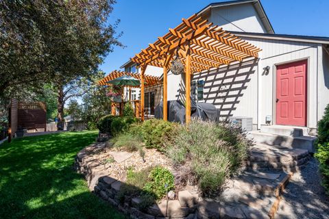 Tiny photo for 2021 SW 37th Street, Redmond, OR 97756 (MLS # 220216667)