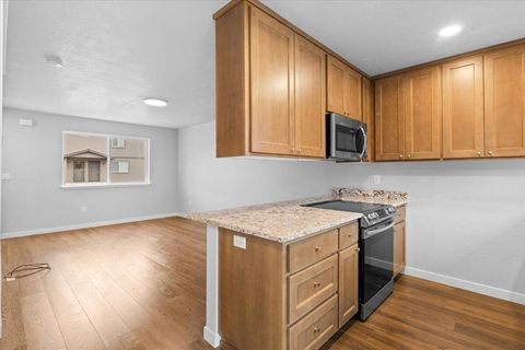 Tiny photo for 610 N Main Street #APT 5A, Phoenix, OR 97535 (MLS # 220213051)