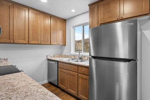 Tiny photo for 610 N Main Street #APT 5A, Phoenix, OR 97535 (MLS # 220213051)