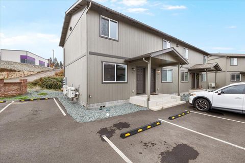 Photo of 610 N Main Street #APT 5A, Phoenix, OR 97535 (MLS # 220213051)