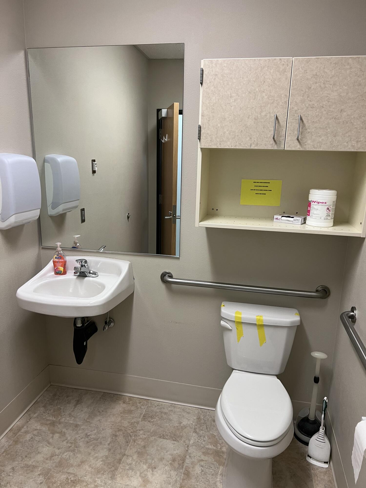 Main image without alt text