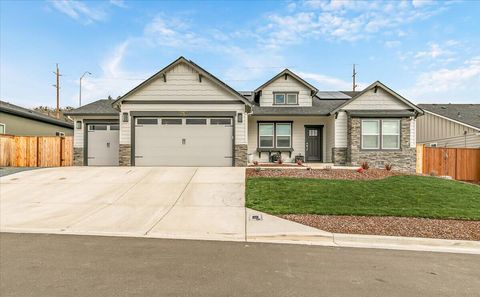 Photo of 2782 High Cedars Lane, Medford, OR 97504 (MLS # 220217698)