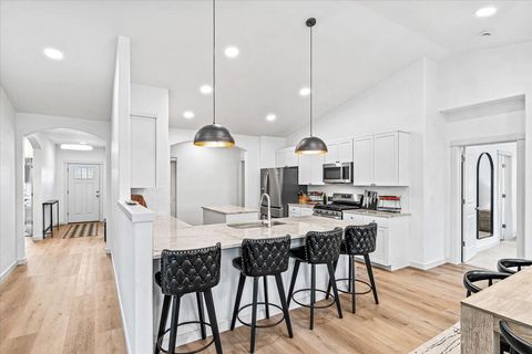 Tiny photo for 2782 High Cedars Lane, Medford, OR 97504 (MLS # 220217698)