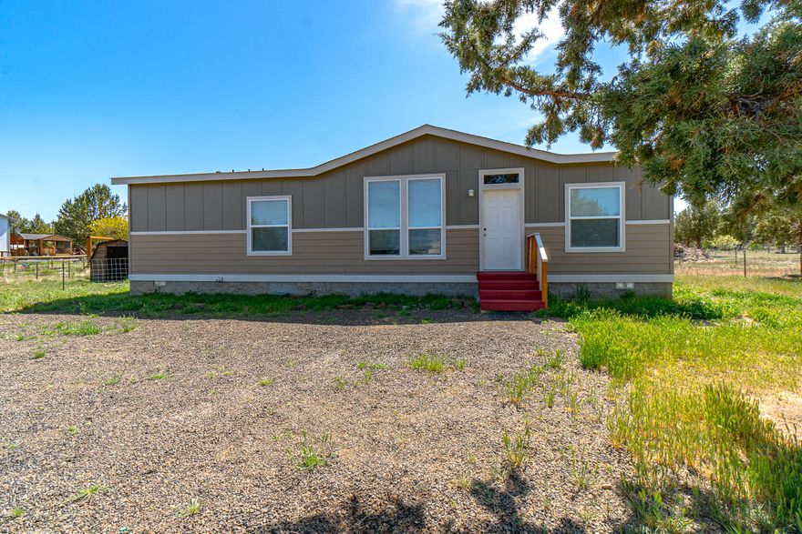 Move in ready home with Cascade Mountain views in the heart of Central Oregon's Crooked River Ranch. Great room style layout w/Master Separation. Living room windows showcase the Cascades & bring in tons of light. Central kitchen w/espresso toned, extra tall cabinets, tons of counter space & storage & coffee bar too. Breakfast nook & dining areas & huge walk in pantry/mudroom & laundry. Refrigerator, washer & dryer included! 2016 construction situated on 1.23 acres leaving plenty of space for your dream shop or critters! Don't miss all the amenities CRR has to offer - golf, horse friendly trails & common areas, pool, club house, lodging, restaurant, bar & more. Just minutes from world class fly fishing too. Don't let this one get away!