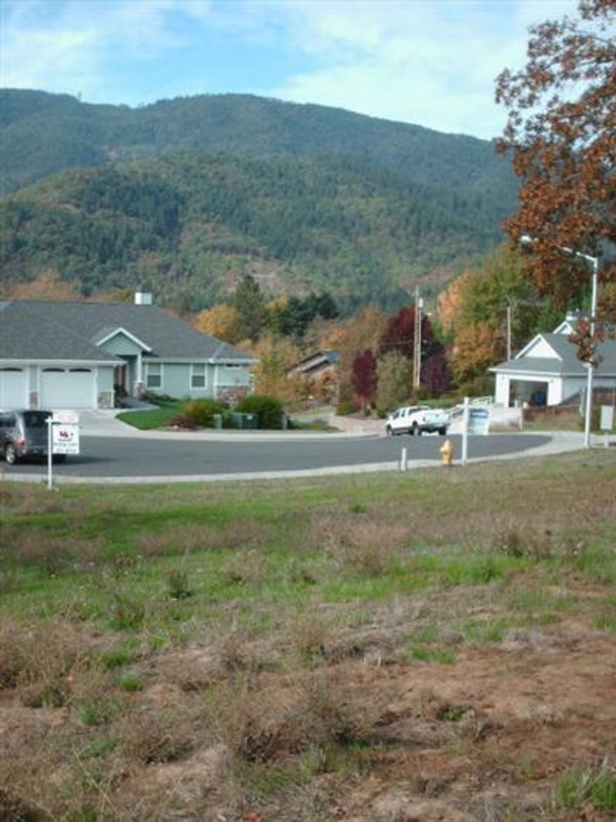 What a great time to build a custom home. Bring your contractor & plans. City lot on Vista Circle - and what a vista it has. Located on a Cul de sac of nice homes - CC&R's to maintain value of all. Adjoining lot is also available. Close to all services & schools in the friendly town of Rogue River. This is a Short Sale.