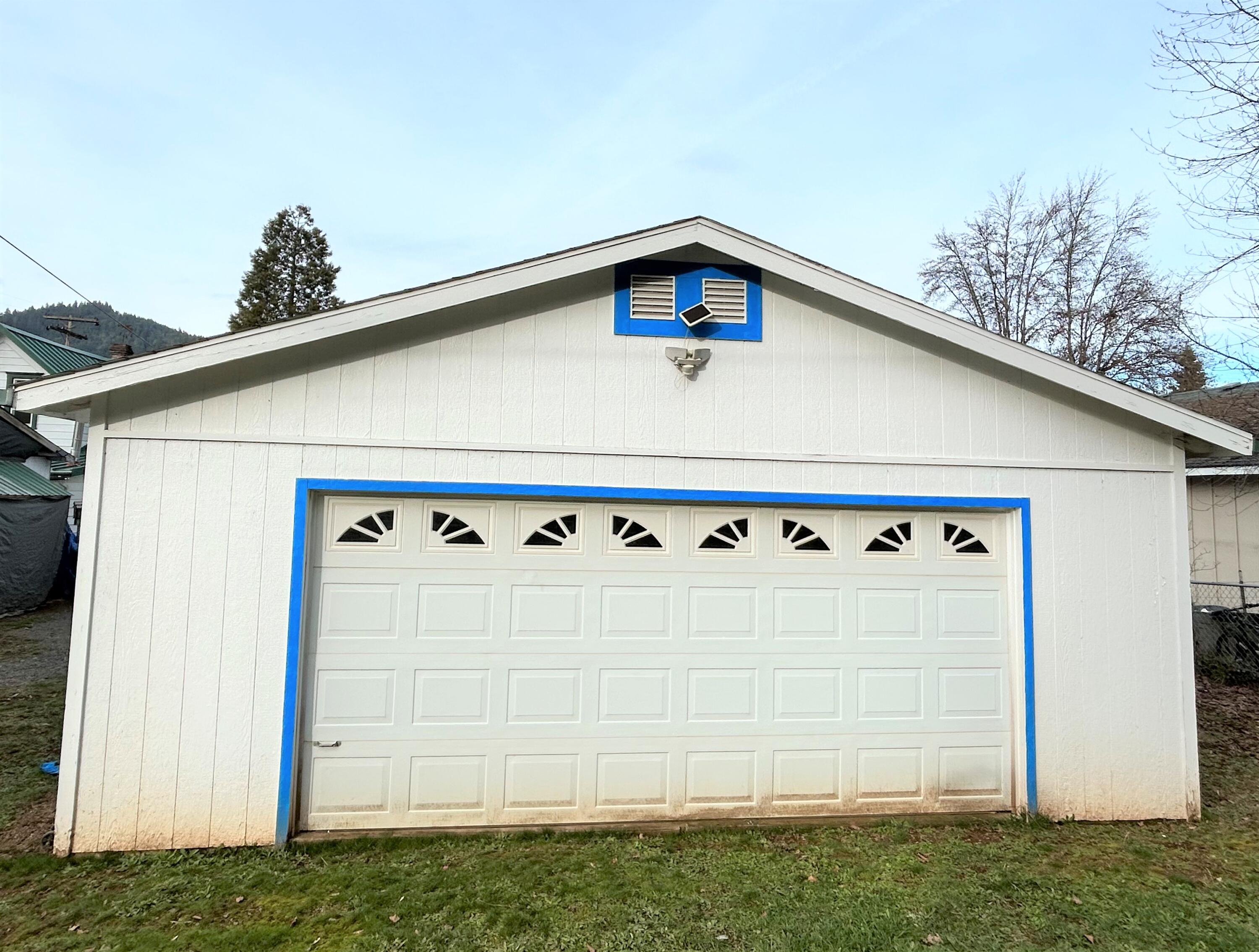 Glendale, Tow NOf Julia - Residential