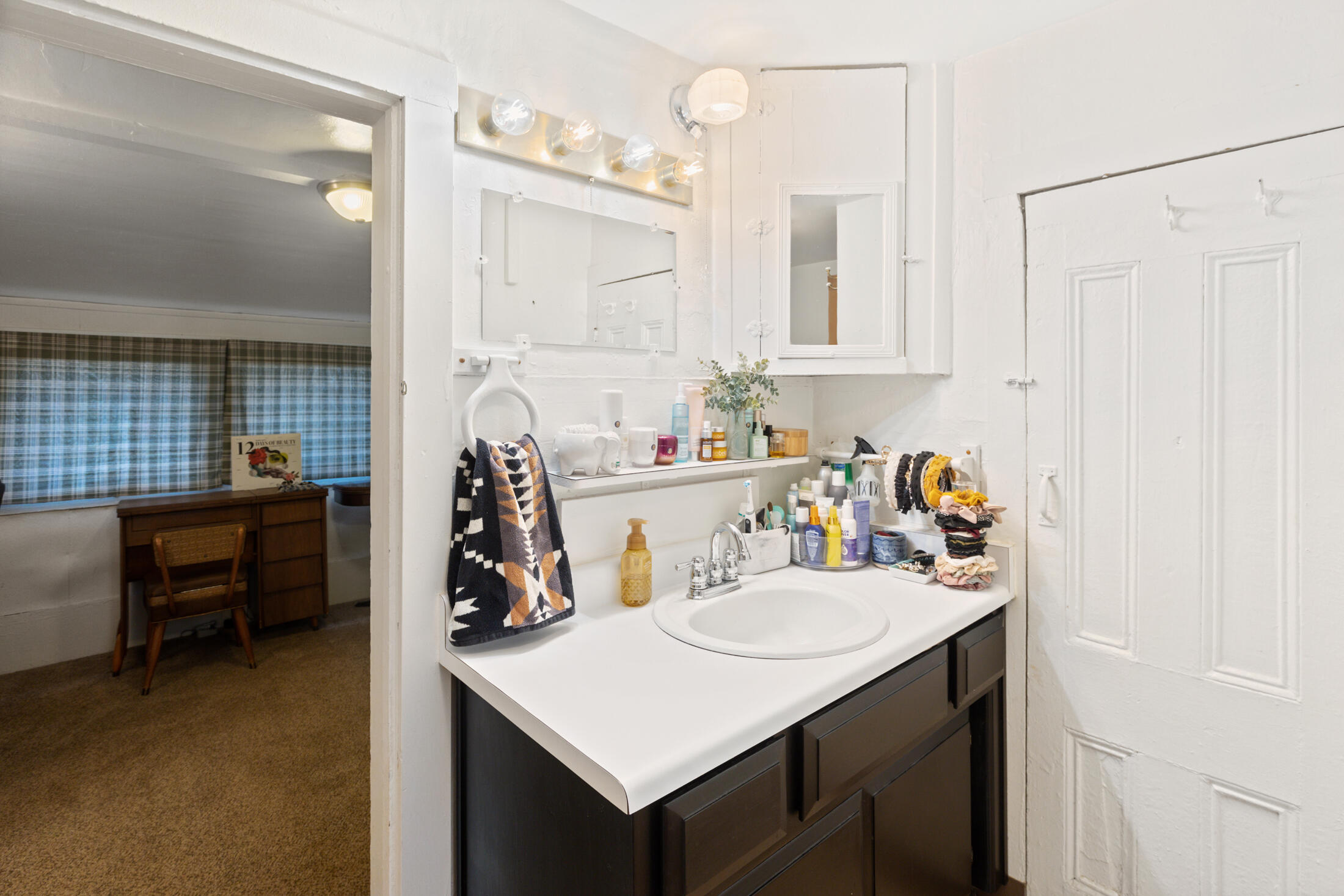 Glendale, Tow NOf Julia - Residential