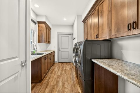 Tiny photo for 814 Steeple View Drive, Jacksonville, OR 97530 (MLS # 220217264)