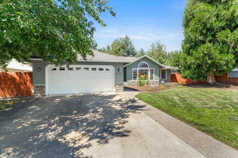 Photo of 3533 Alderwood Drive, Medford, OR 97504 (MLS # 220223406)