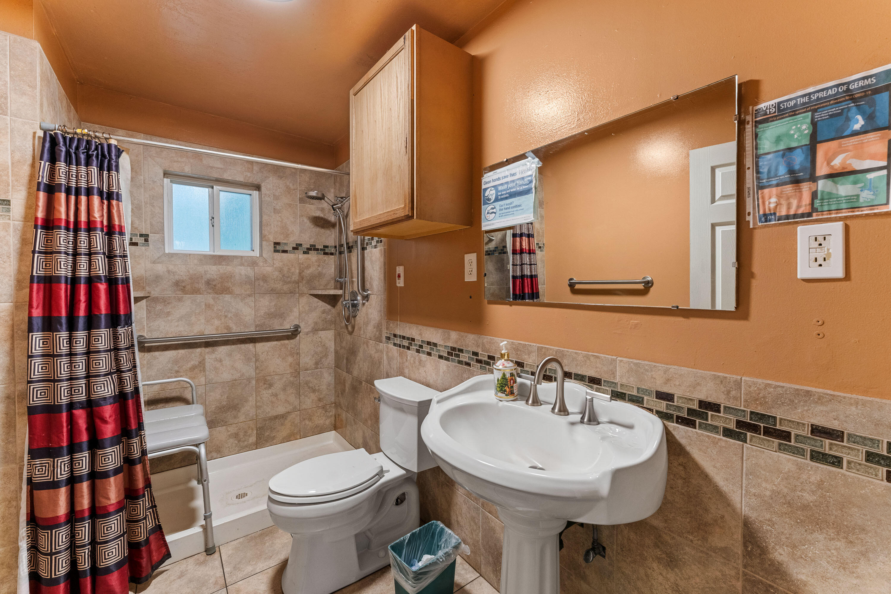 Main image without alt text