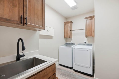 Tiny photo for 406 SE Sumner Drive, Prineville, OR 97754 (MLS # 220224828)