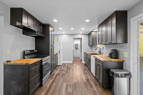 Tiny photo for 5942 Foothill Road, Central Point, OR 97502 (MLS # 220213969)