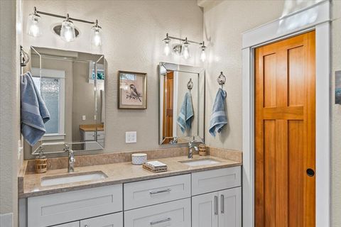 Tiny photo for 4575 Hathaway Drive, Medford, OR 97504 (MLS # 220217440)