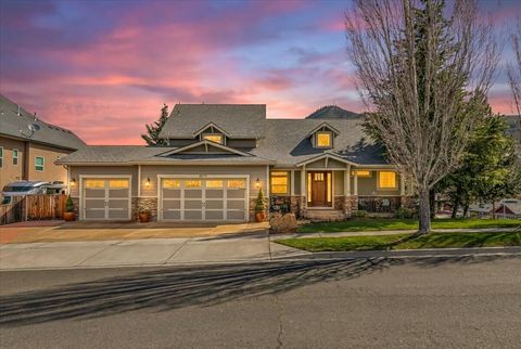 Photo of 4575 Hathaway Drive, Medford, OR 97504 (MLS # 220217440)