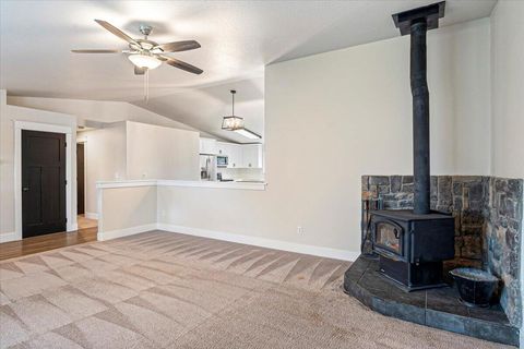 Tiny photo for 4710 NW 62nd Street, Redmond, OR 97756 (MLS # 220212014)