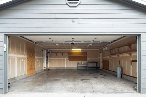 Tiny photo for 4710 NW 62nd Street, Redmond, OR 97756 (MLS # 220212014)