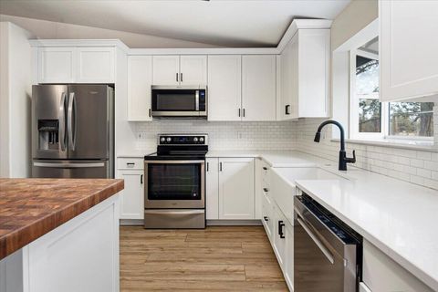 Tiny photo for 4710 NW 62nd Street, Redmond, OR 97756 (MLS # 220212014)