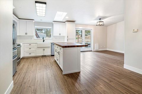 Tiny photo for 4710 NW 62nd Street, Redmond, OR 97756 (MLS # 220212014)