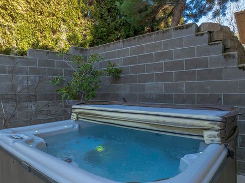 Tiny photo for 850 NE Tokay Heights, Grants Pass, OR 97526 (MLS # 220215770)