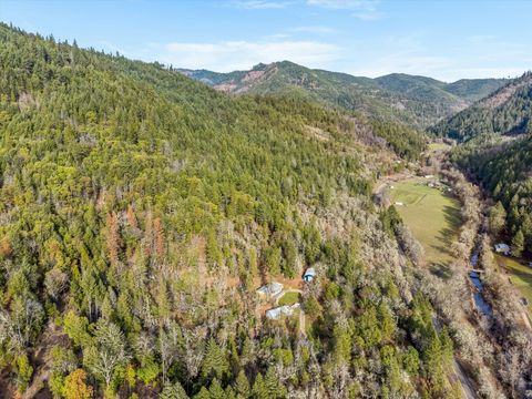 Tiny photo for 18525 E Evans Creek Road, Rogue River, OR 97537 (MLS # 220215103)