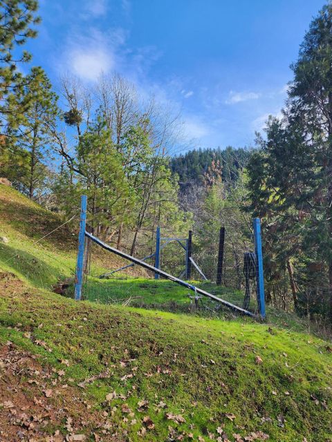 Tiny photo for 18525 E Evans Creek Road, Rogue River, OR 97537 (MLS # 220215103)