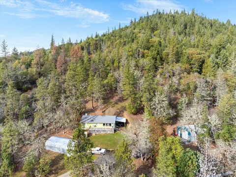 Photo of 18525 E Evans Creek Road, Rogue River, OR 97537 (MLS # 220215103)