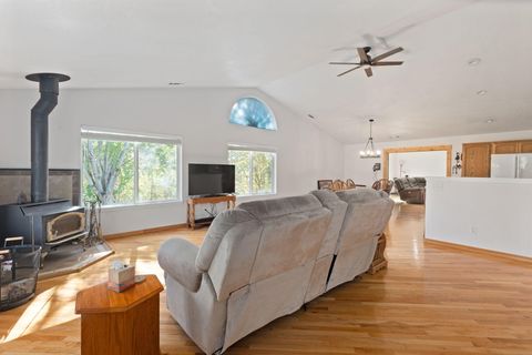 Tiny photo for 1885 Lonnon Road, Grants Pass, OR 97527 (MLS # 220211452)