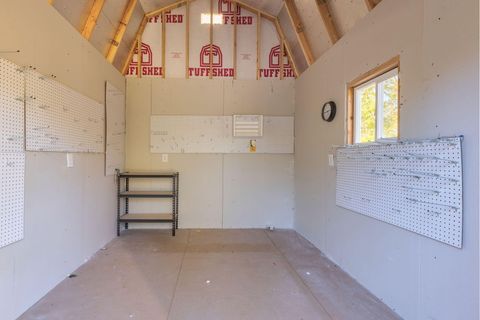 Tiny photo for 1885 Lonnon Road, Grants Pass, OR 97527 (MLS # 220211452)