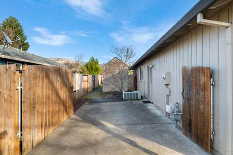 Tiny photo for 108 Meadow View Drive, Phoenix, OR 97535 (MLS # 220214943)