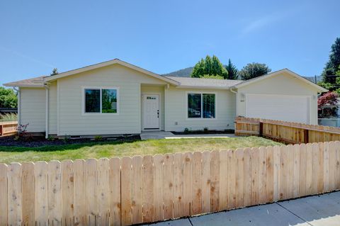 Photo of 1637 Carnahan Drive, Grants Pass, OR 97527 (MLS # 220221294)