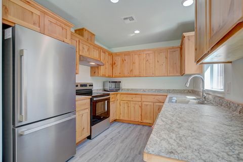Tiny photo for 1637 Carnahan Drive, Grants Pass, OR 97527 (MLS # 220221294)