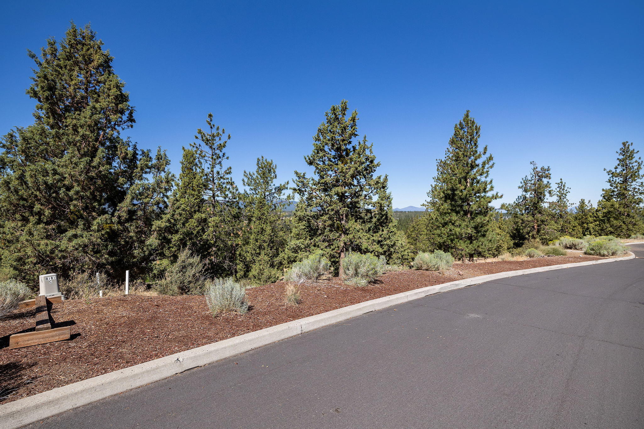 Skyliner Summit - Land